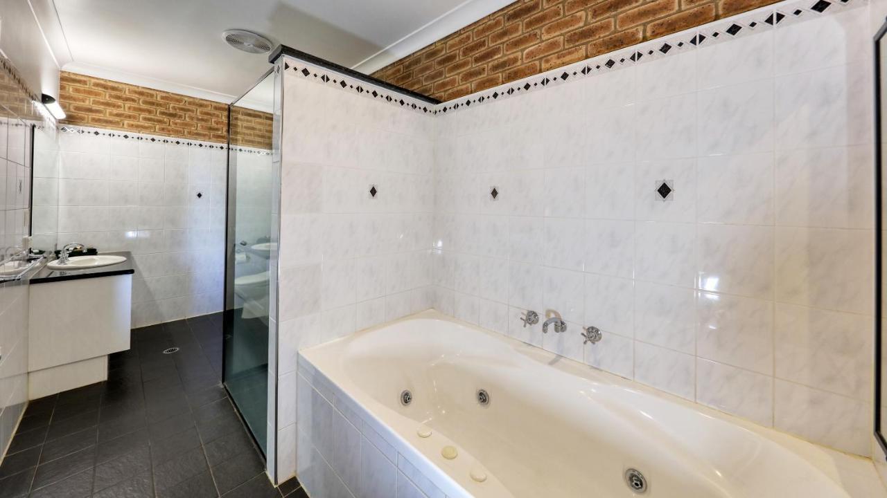 Hamilton Henry Parkes Motor Inn מראה חיצוני תמונה