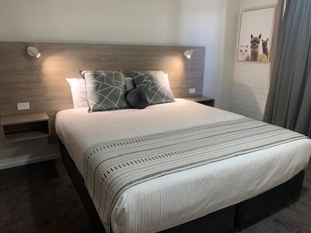 Hamilton Henry Parkes Motor Inn מראה חיצוני תמונה