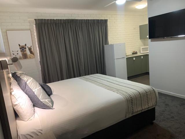 Hamilton Henry Parkes Motor Inn מראה חיצוני תמונה