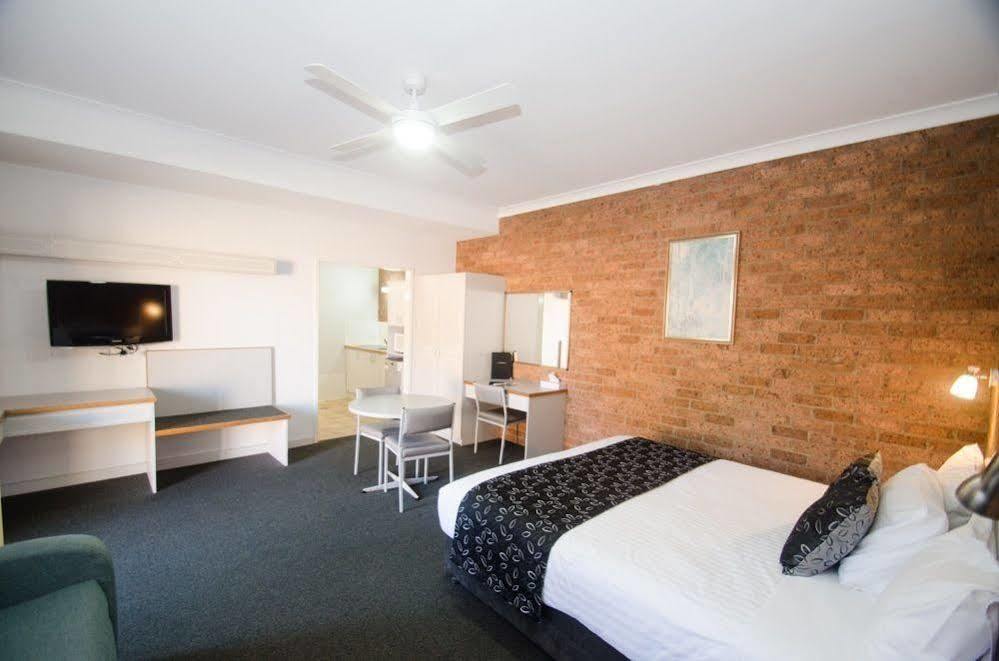 Hamilton Henry Parkes Motor Inn מראה חיצוני תמונה